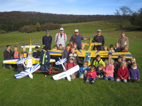 Gemeinschaft aus Fliegern und Kindergarten-Kindern